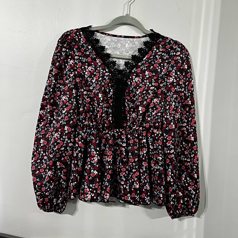 NWOT Floral top with lace